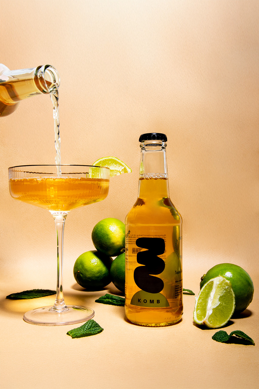 Service du kombucha en verre à cocktail